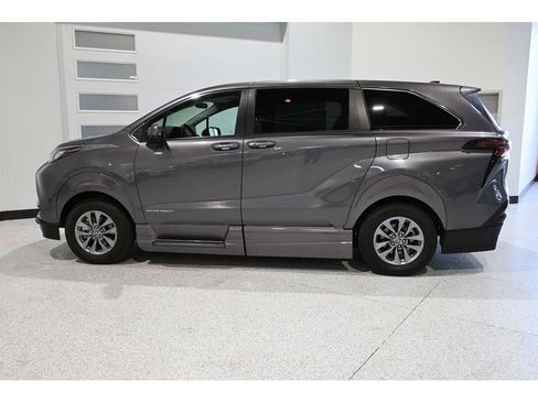 Used 2023 Toyota Sienna LE FWD image 9