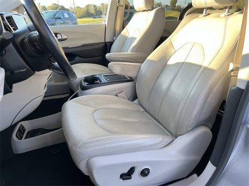 Used 2021 Chrysler Pacifica Touring-L image 35