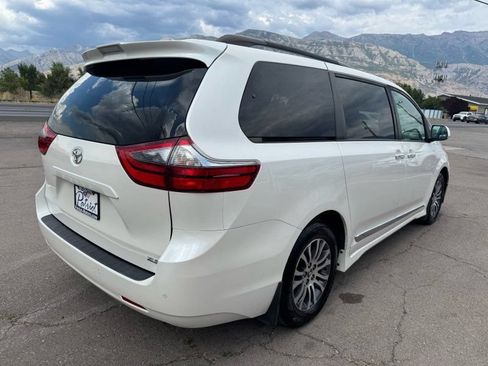 Used 2020 Toyota Sienna XLE w/ XLE Navigation Package FWD image 5