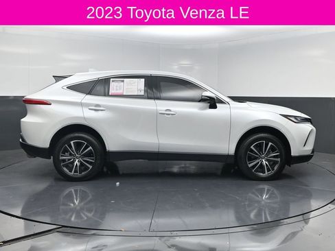 Used 2023 Toyota Venza LE image 4