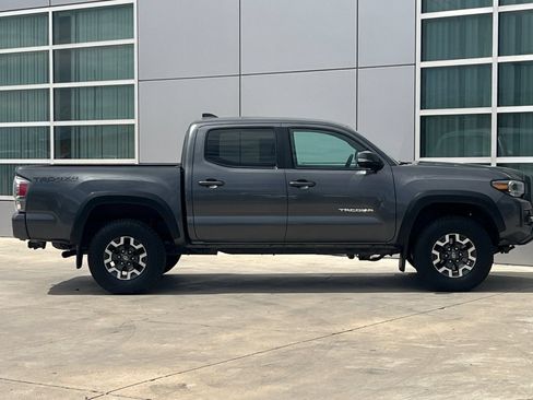 Used 2020 Toyota Tacoma TRD Off-Road w/ Technology Package AWD/4WD image 3