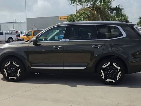 Used 2025 Kia Telluride S FWD image 5