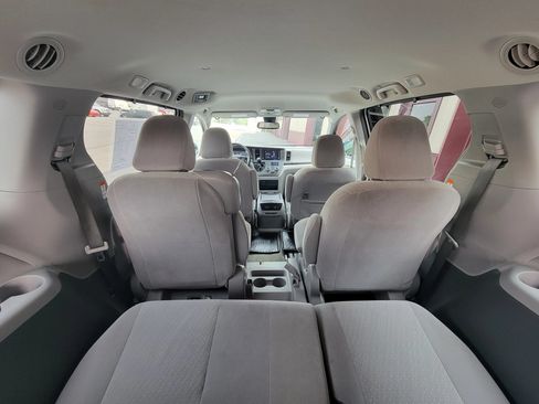 Used 2018 Toyota Sienna LE w/ Carpet Mat Package FWD image 14