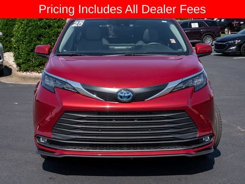 Used 2025 Toyota Sienna XLE FWD image 2