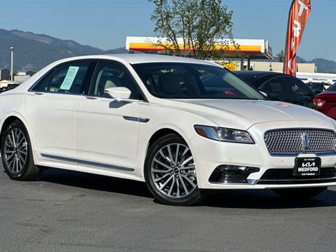Used 2017 Lincoln Continental Select w/ Technology Package FWD image 2