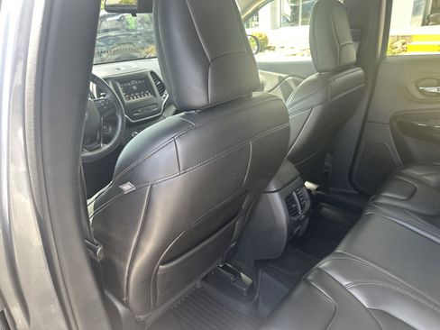 Used 2019 Jeep Cherokee Latitude Plus image 18