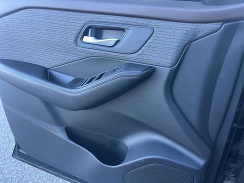 Used 2023 Nissan Rogue SV image 7