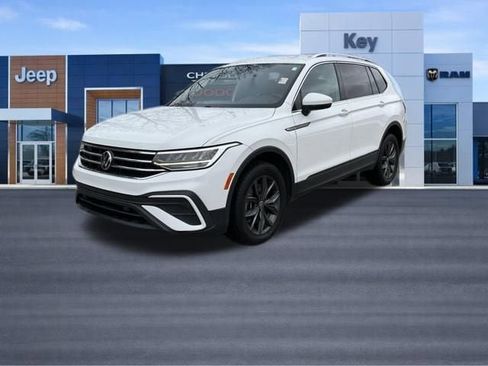 Used 2022 Volkswagen Tiguan SE image 2