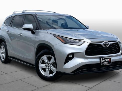 Used 2021 Toyota Highlander LE image 3