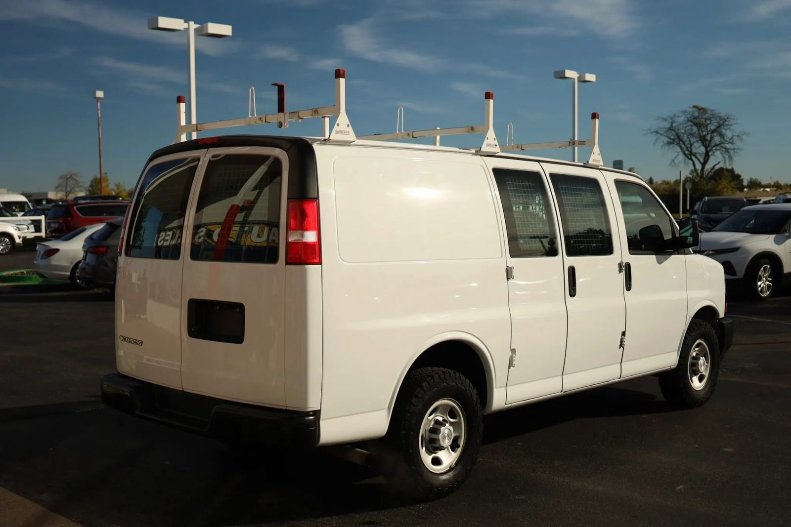 Used 2018 Chevrolet Express 2500 RWD image 5