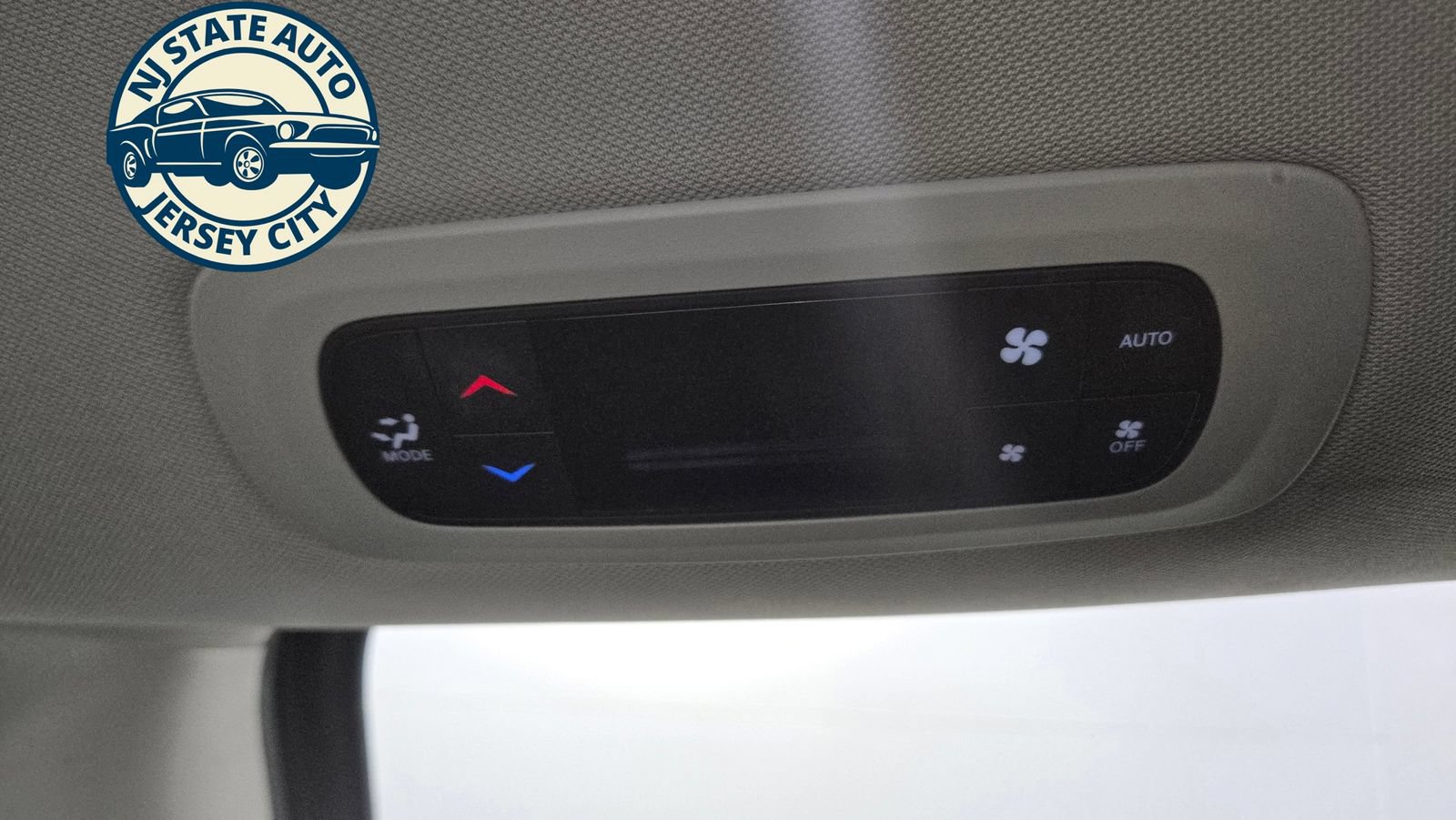 Used 2024 Chrysler Pacifica Limited FWD image 35