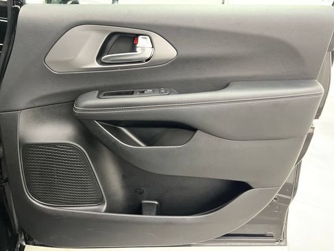 Used 2025 Chrysler Pacifica Select FWD image 38