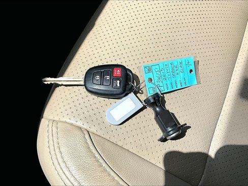 Used 2015 Toyota Corolla LE image 14