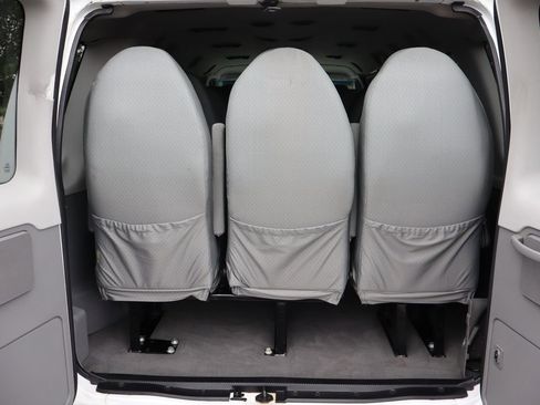 Used 2010 Ford E-350 and Econoline 350 XLT RWD image 14