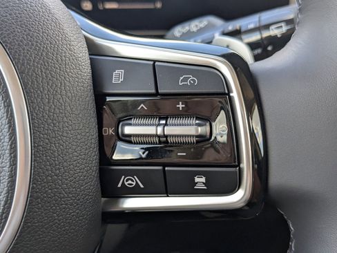 Certified 2025 Kia Carnival EX image 32