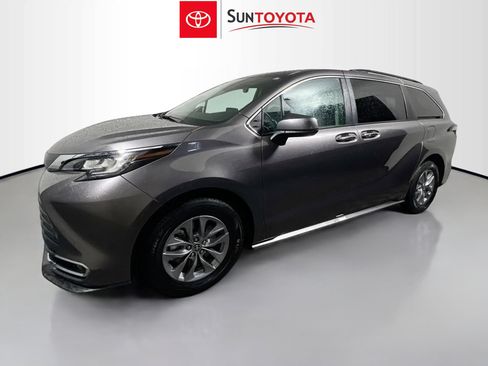 Used 2023 Toyota Sienna XLE image 9