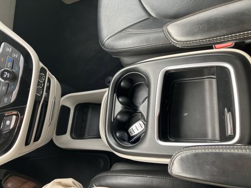 Used 2022 Chrysler Pacifica Touring-L image 44