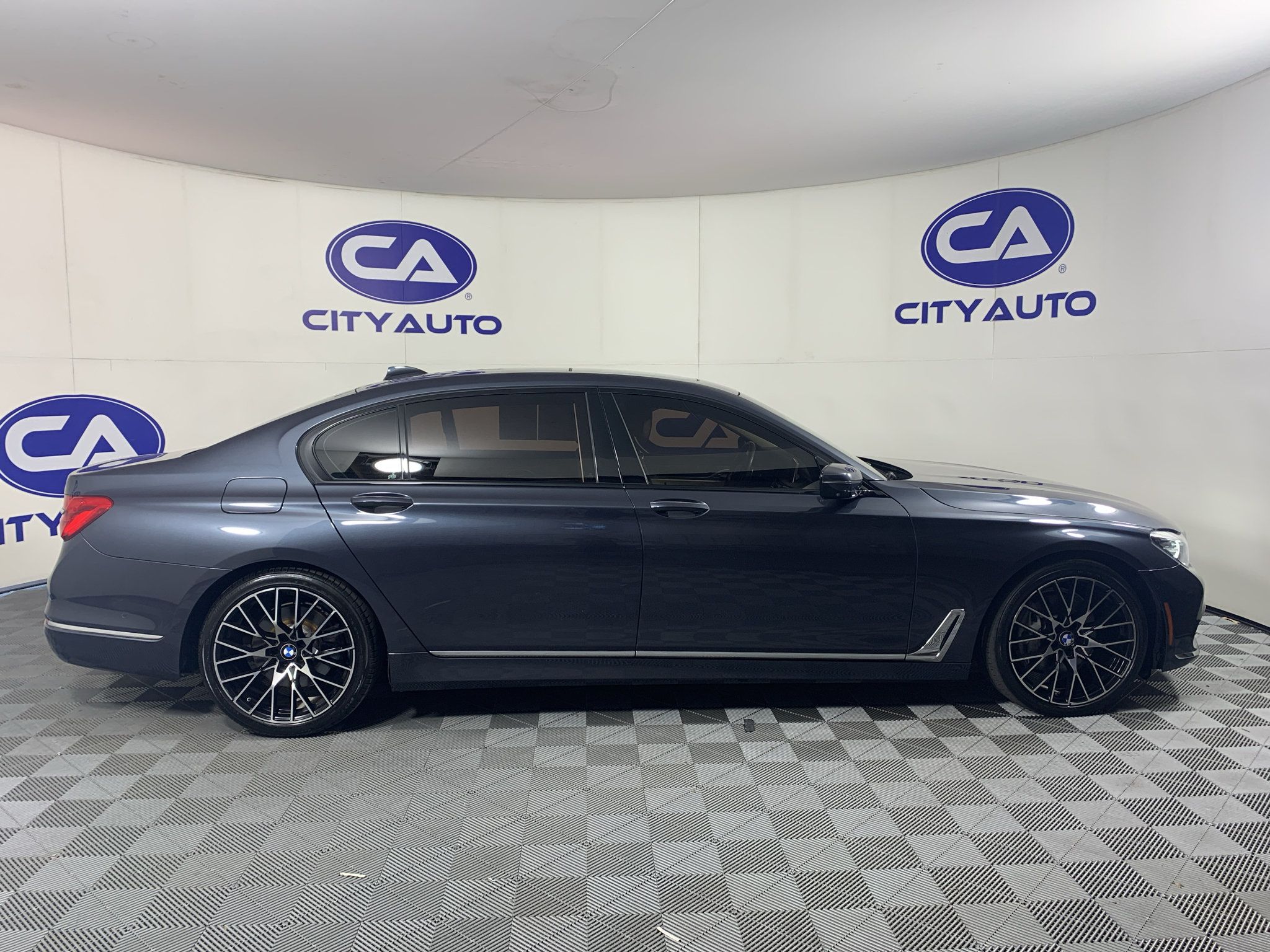 Used 2019 BMW 740i xDrive w/ Executive Package AWD/4WD image 2