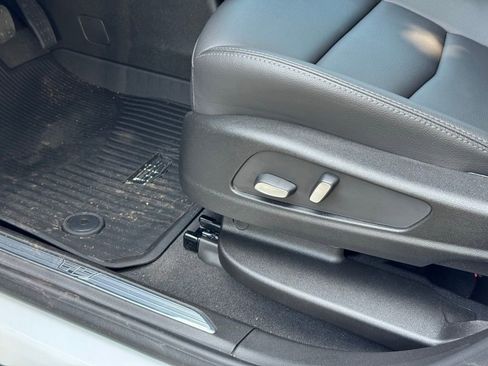 New 2025 Cadillac XT5 Luxury image 17