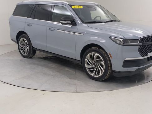 Used 2025 Lincoln Navigator Reserve image 13