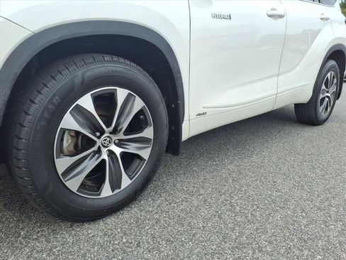 Used 2021 Toyota Highlander XLE AWD/4WD image 10