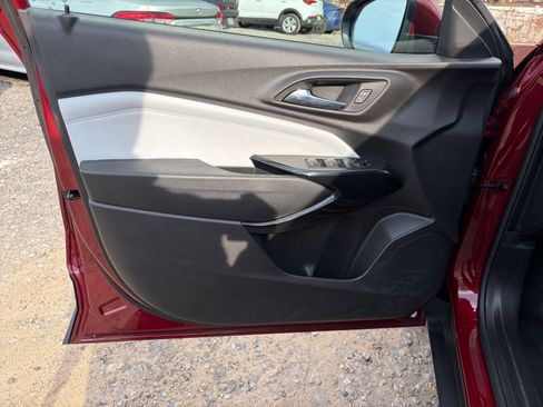 Used 2025 Chevrolet Trax LT image 18