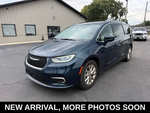Used 2021 Chrysler Pacifica Touring-L w/ Uconnect Theater Family Group FWD image 1