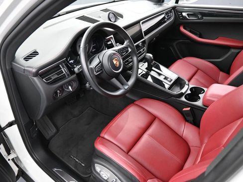 Certified 2022 Porsche Macan S image 4