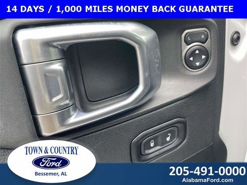 Used 2025 Jeep Wrangler Sahara image 17