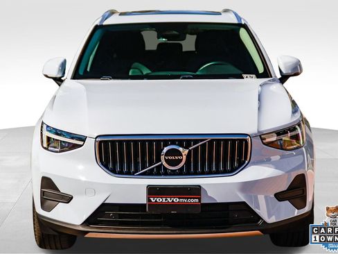 Used 2025 Volvo XC40 B5 Core AWD/4WD image 2