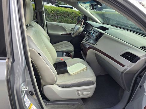 Used 2014 Toyota Sienna Limited image 11