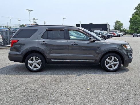 Used 2017 Ford Explorer XLT w/ Equipment Group 201A AWD/4WD image 4