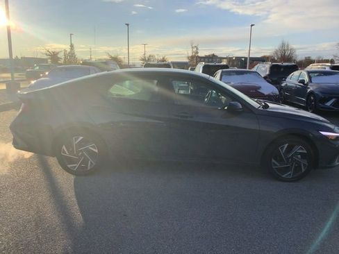 Certified 2025 Hyundai Elantra SEL image 4