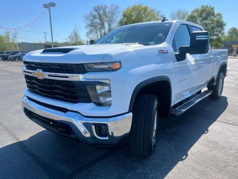 Used 2024 Chevrolet Silverado 2500 LT AWD/4WD image 3