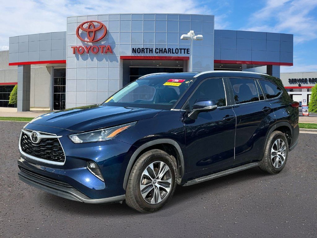 Used 2023 Toyota Highlander XLE FWD image 5