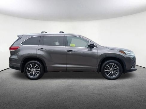 Used 2017 Toyota Highlander XLE AWD/4WD image 2