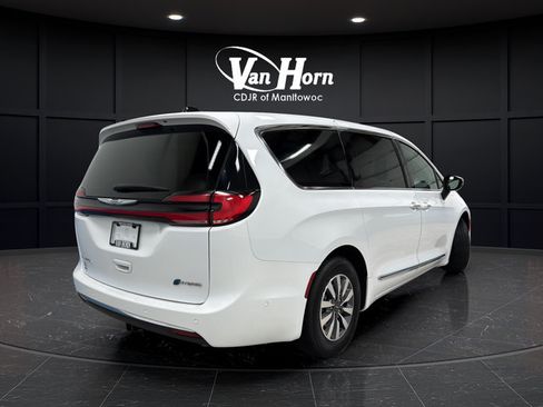 Used 2023 Chrysler Pacifica Limited w/ Uconnect Theater Family Group FWD image 3