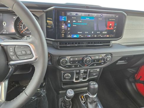 Used 2025 Jeep Wrangler Unlimited Sahara AWD/4WD image 21