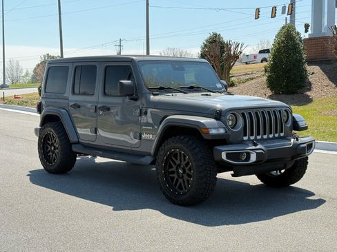 Used 2019 Jeep Wrangler Unlimited Sahara image 7