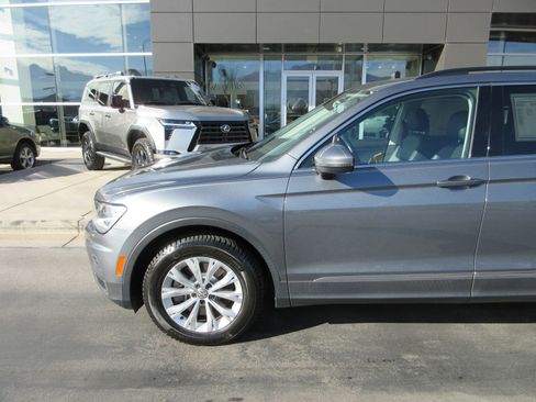 Used 2018 Volkswagen Tiguan SE w/ Panoramic Sunroof Package image 2