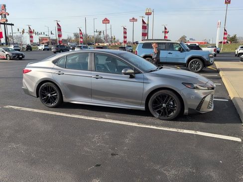 Used 2025 Toyota Camry SE image 10