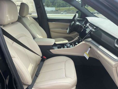 New 2025 Jeep Grand Cherokee Limited w/ Luxury Tech Group II image 34