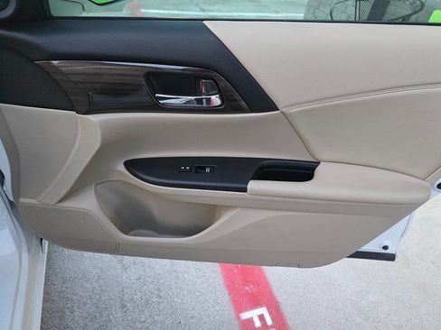 Used 2016 Honda Accord EX image 32