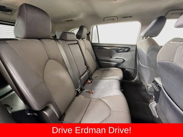Used 2022 Toyota Highlander LE FWD image 27