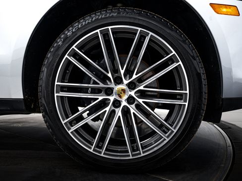 Certified 2026 Porsche Macan image 11