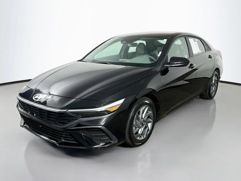 Used 2024 Hyundai Elantra SEL FWD image 3