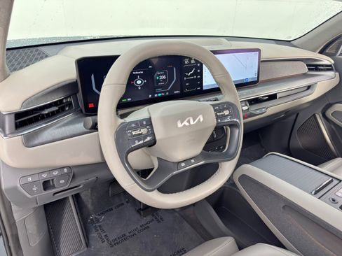 Used 2024 Kia EV9 Land image 14