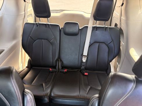 Used 2023 Chrysler Pacifica Touring-L FWD image 14