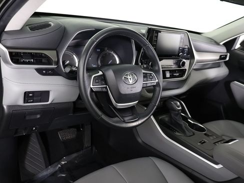 Used 2022 Toyota Highlander XLE AWD/4WD image 29