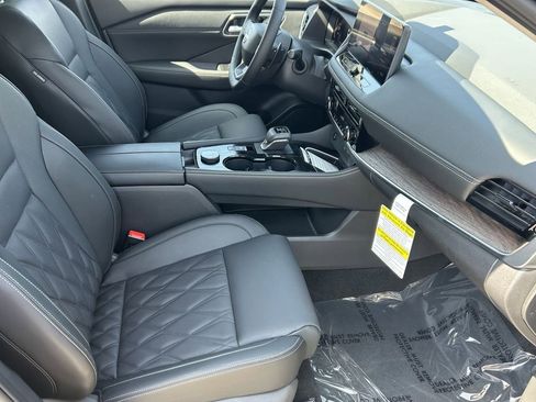 New 2026 Nissan Rogue Platinum image 9